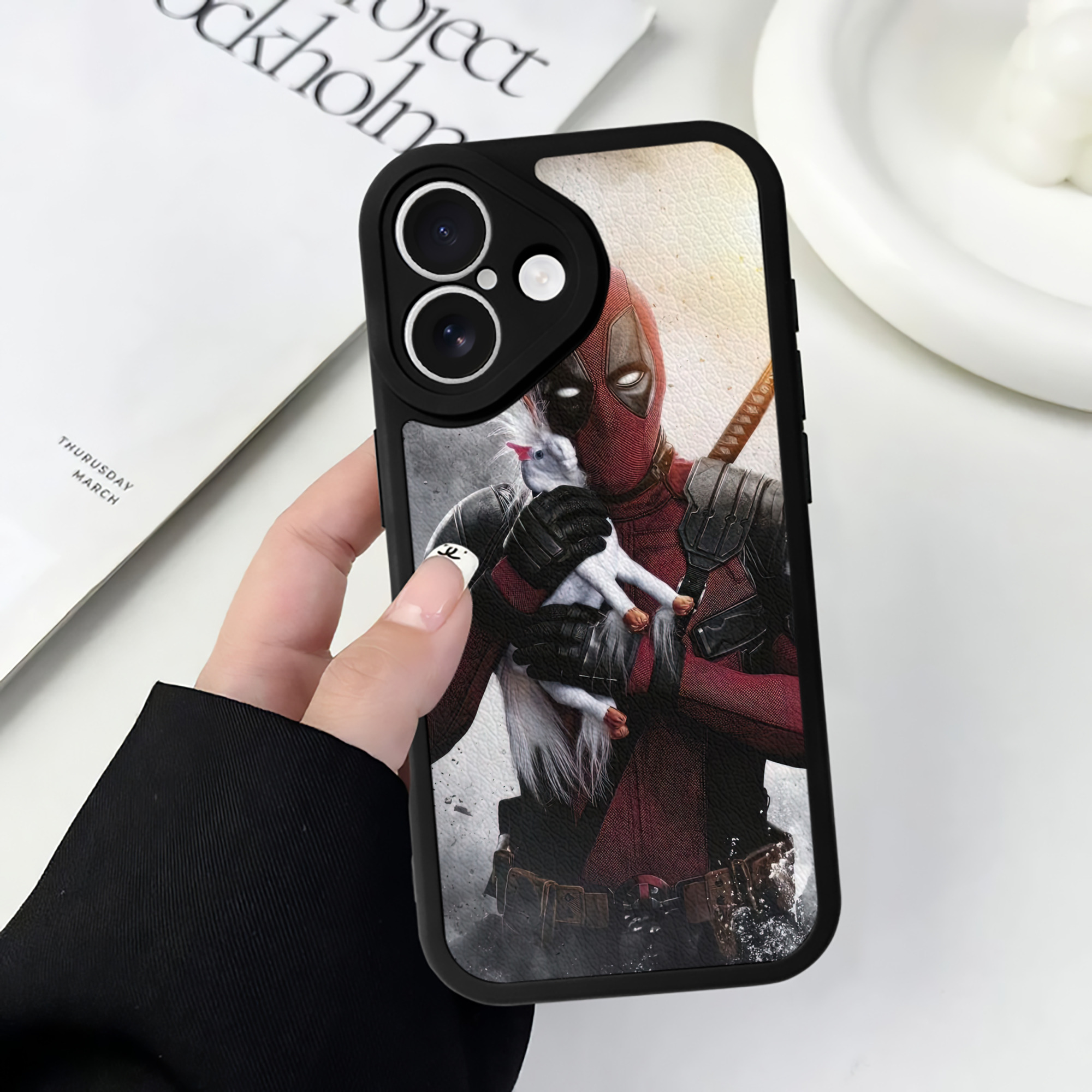 （画像用） Deadpool デッドプール 【iPhone 16シリーズ対応】シリコンスマホケース（レザー調） 材質：シリコン